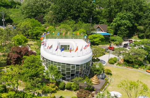 10 Most Unique Houses in the World