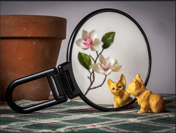 Mirrors for dressing tables on the tabletop